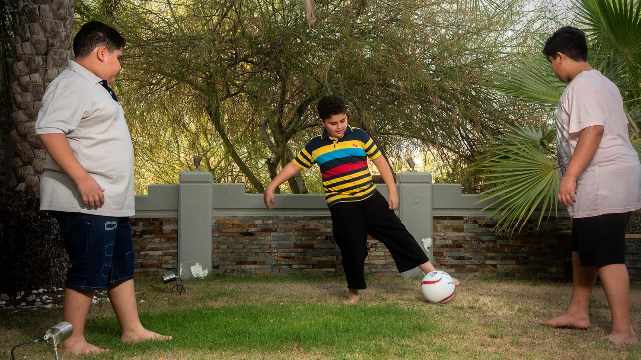 Niños con sobrepeso jugando a pelota