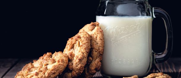Jarra de leche con galletas